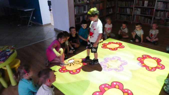 Modraczki w bibliotece