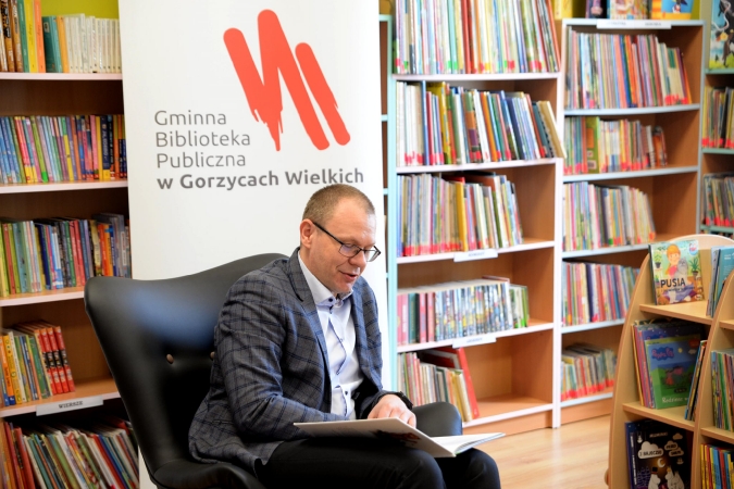Czytanie w bibliotece