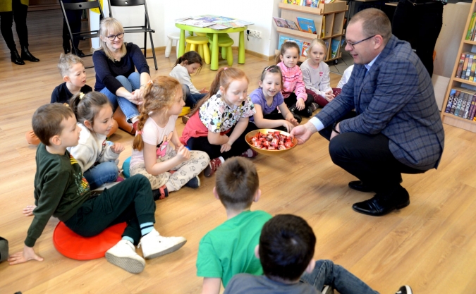 Czytanie w bibliotece