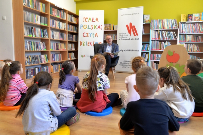 Czytanie w bibliotece
