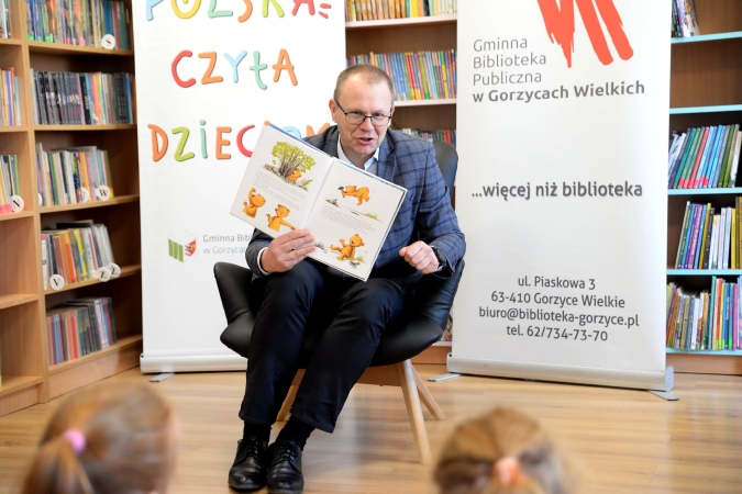 Czytanie w bibliotece