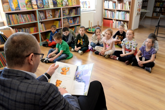 Czytanie w bibliotece