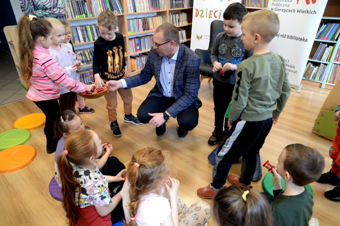 Czytanie w bibliotece