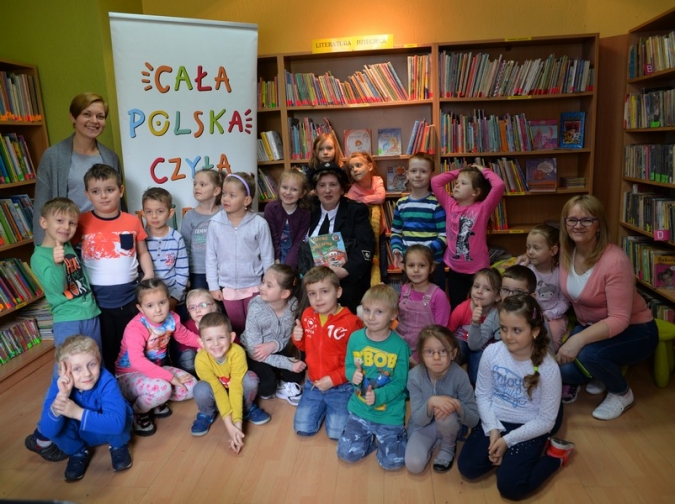 Strażak, lekarz i listonosz czytają