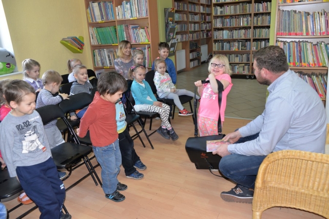 Strażak, lekarz i listonosz czytają