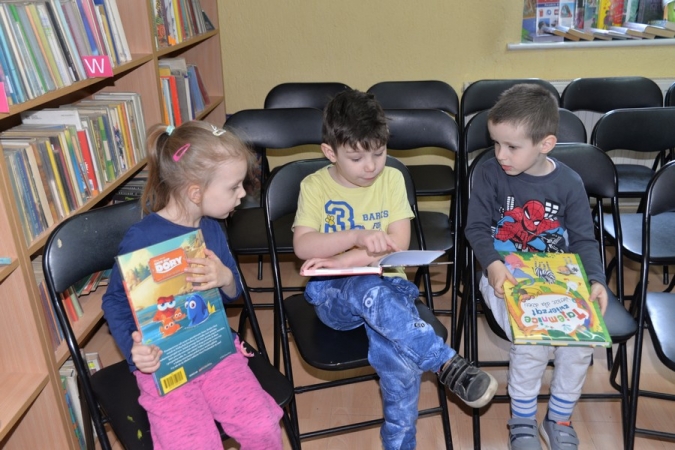 Strażak, lekarz i listonosz czytają