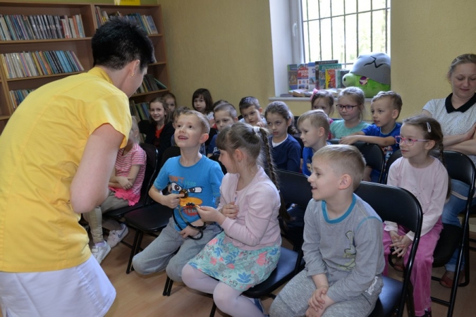 Strażak, lekarz i listonosz czytają