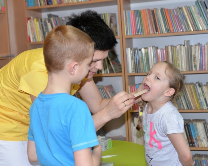 Strażak, lekarz i listonosz czytają